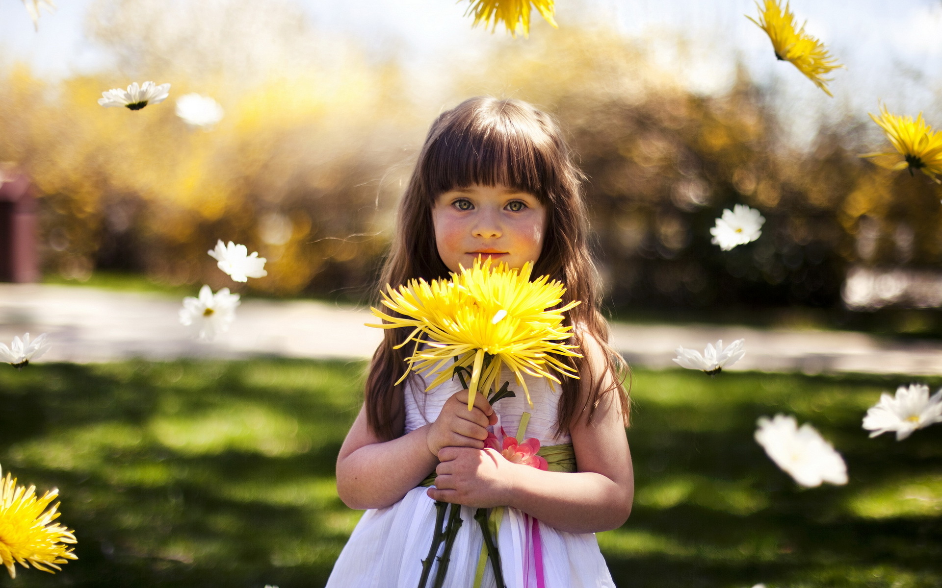 Cute Little Girl With Flowers Images & Pictures Becuo