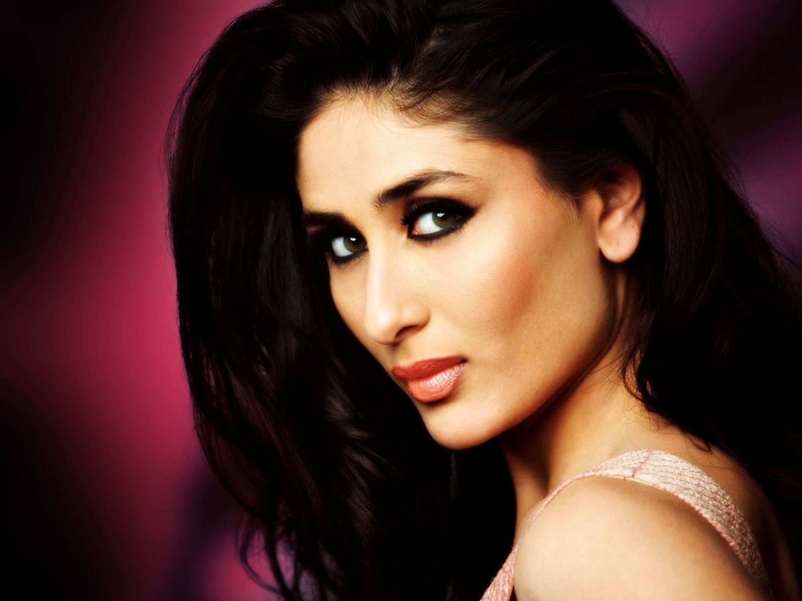 kareena_kapoor_killer_look-normal.jpg