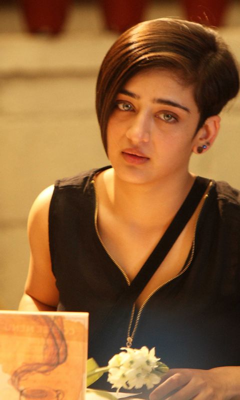 Akshara haasan wallpaper in x resolution