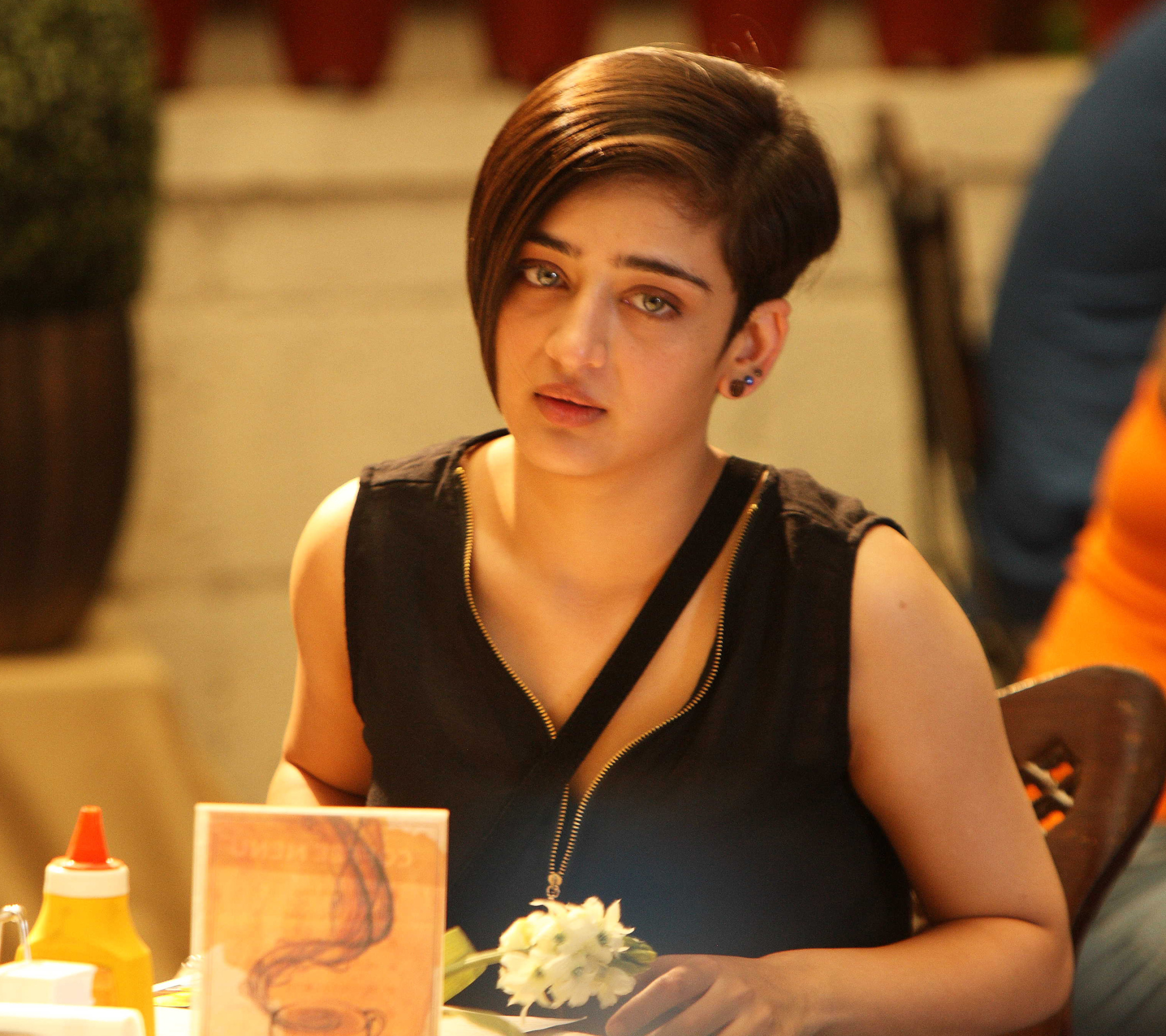 Akshara haasan phone wallpaper