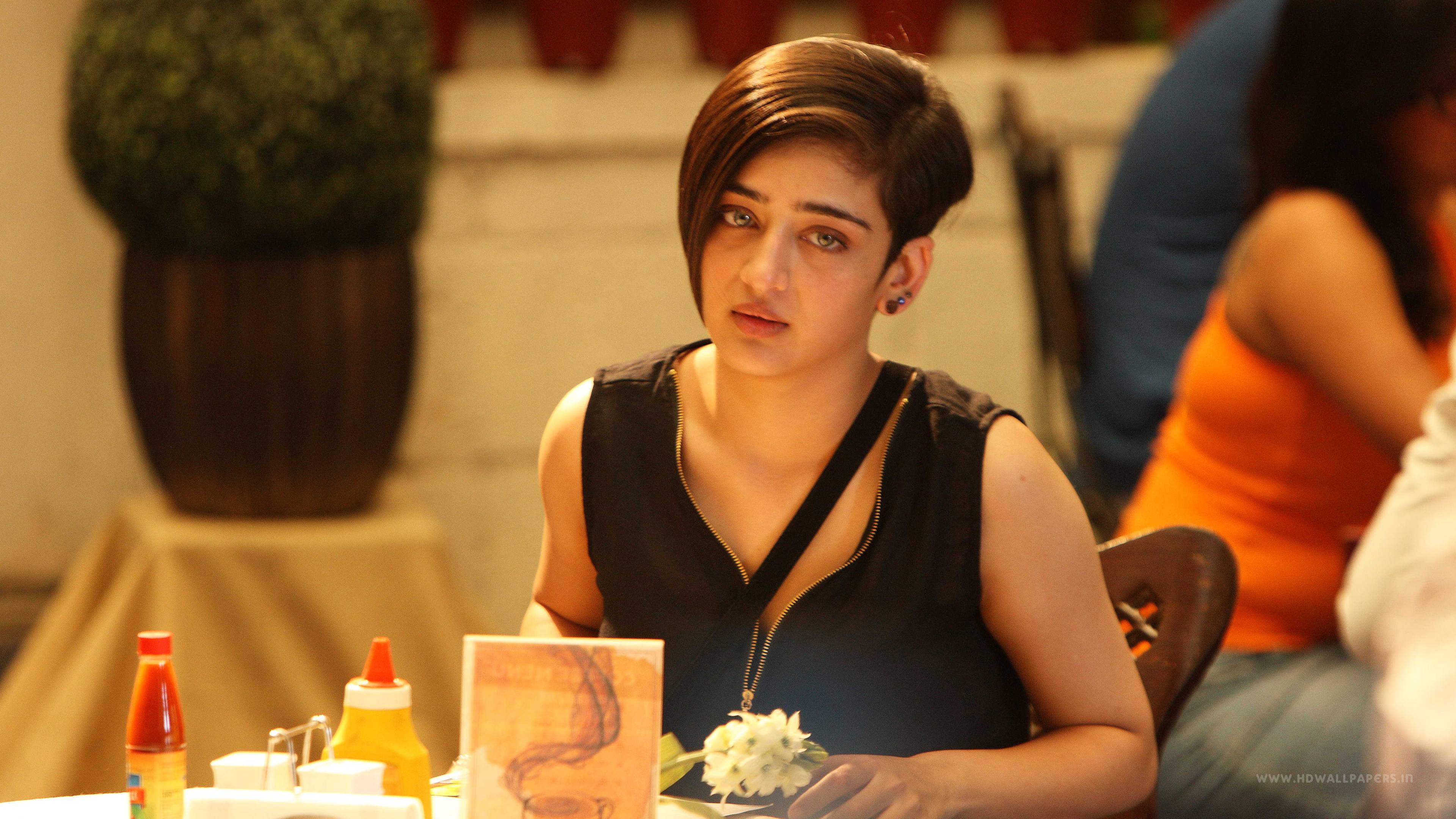 Akshara haasan hd papers and backgrounds