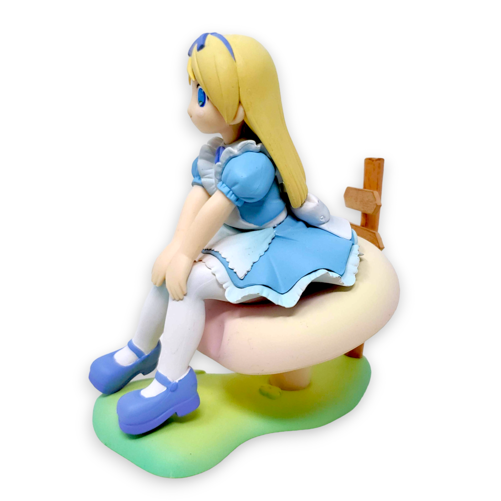 Sega pop wonderland alice sitting on mushroom vignetteum figure us seller