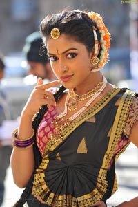 Amala paul bharatanatyam stills hd gallery images movie iddarammayilatho