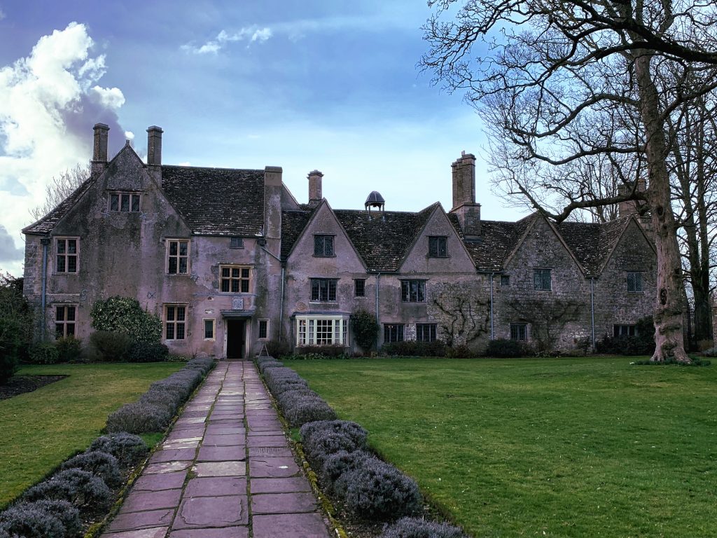 A history and brief guide to avebury manor in wiltshire