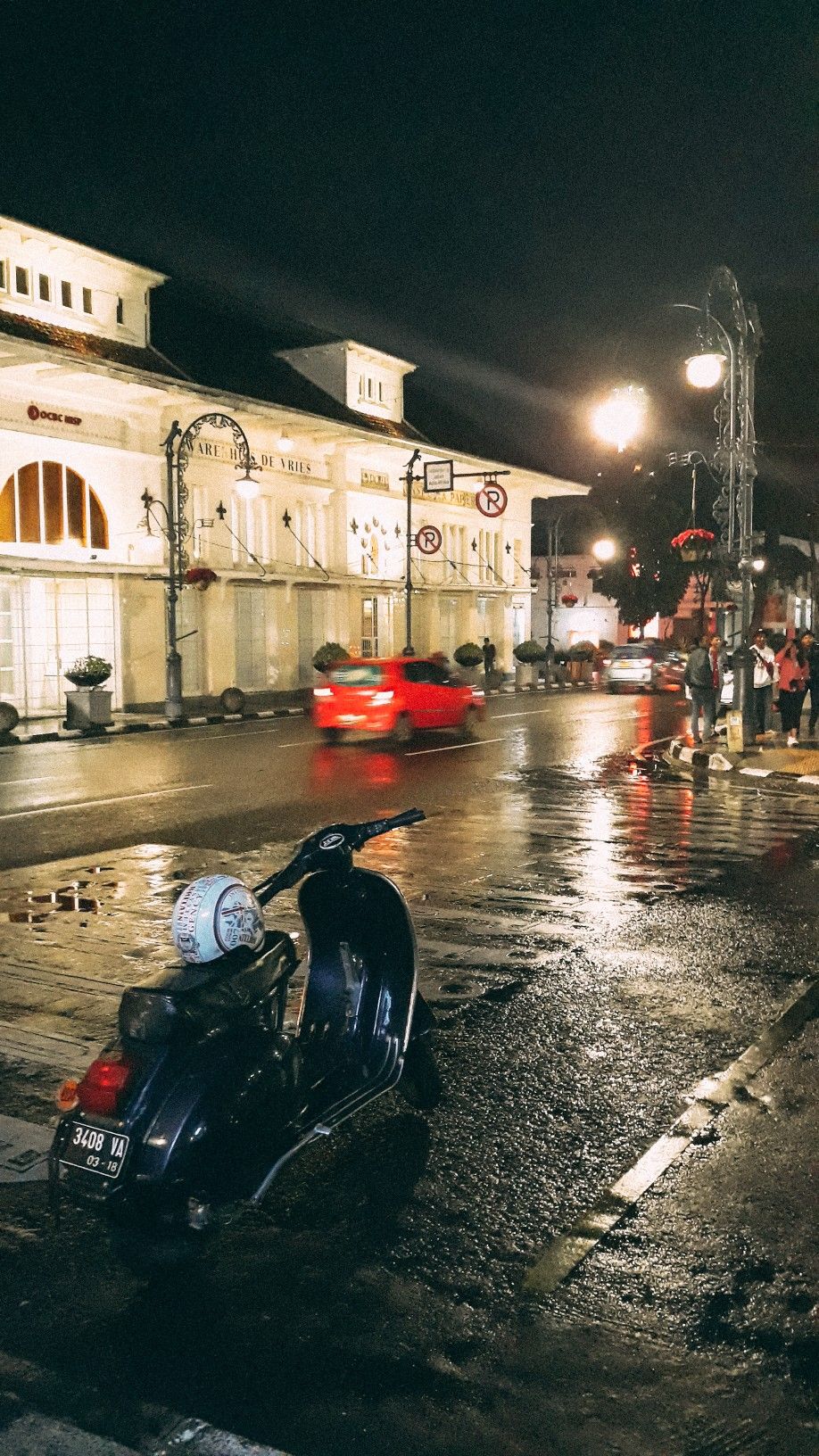 Vespa on the street estetika kota fotografi perjalanan gambar kota