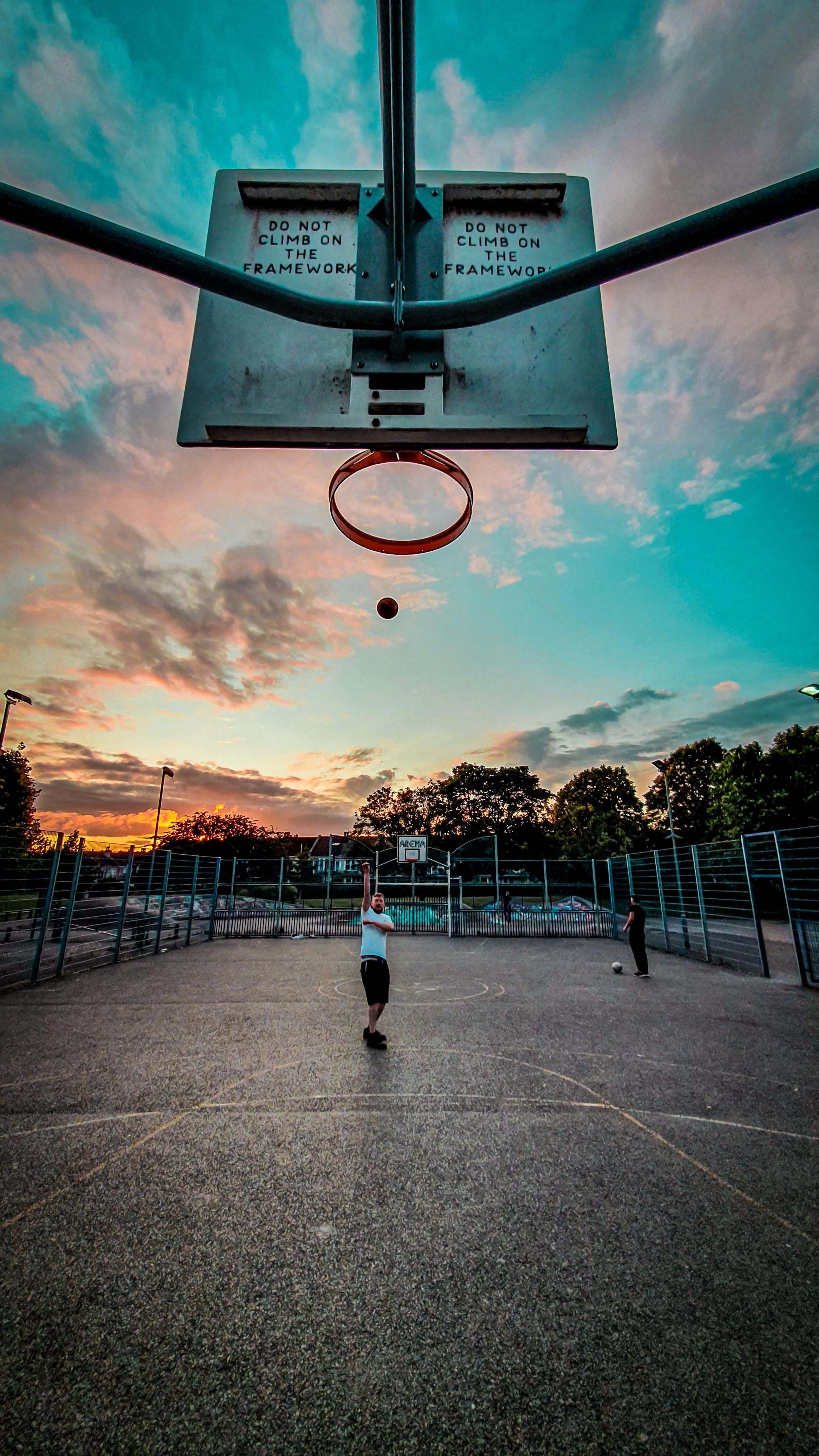 Itap of basketball court during sunsetphoto capture nature incredible fond decran dessin fond dãcran tãlãphone terrain de basket