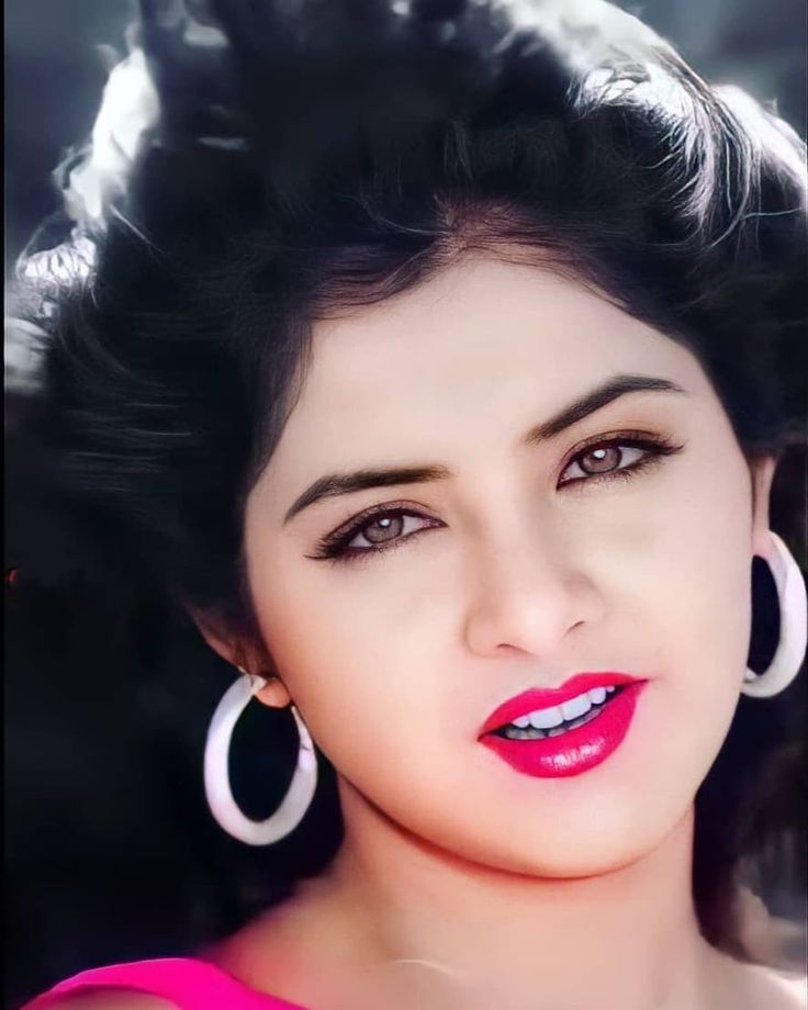 Divya bharti on stagram âcharmg and unforgettable face ðâï divyabharti bollywood bollywoodâ beautiful girl hd wallpaper weddg beauty beauty full girl