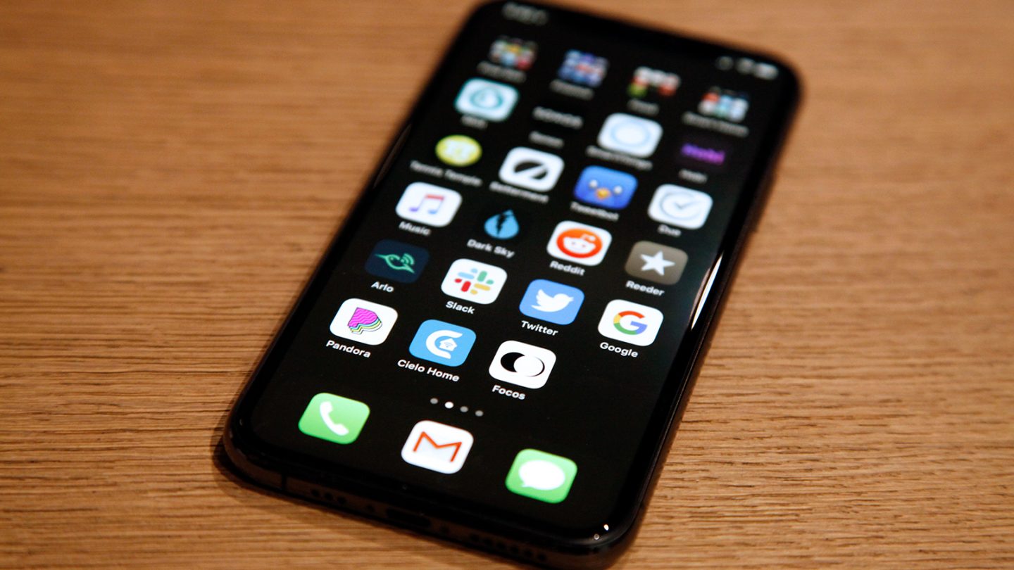 The magic black wallpaper that makes your iphone dock and folders disappear is back