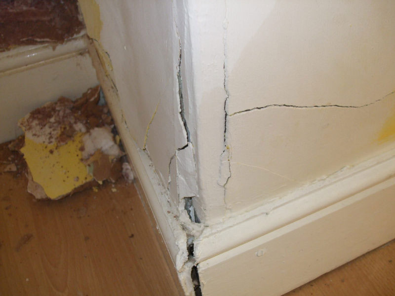 What causes plaster to bubble british damp proofing