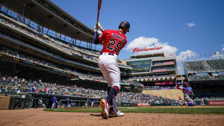 Drawing this photo of Byron Buxton in Chalk 🦌⚾️