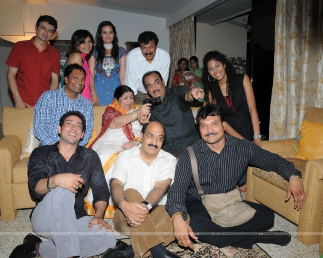 Cid cid team with lata mangeshkar true feelgs quotes lata mangeshkar team photos