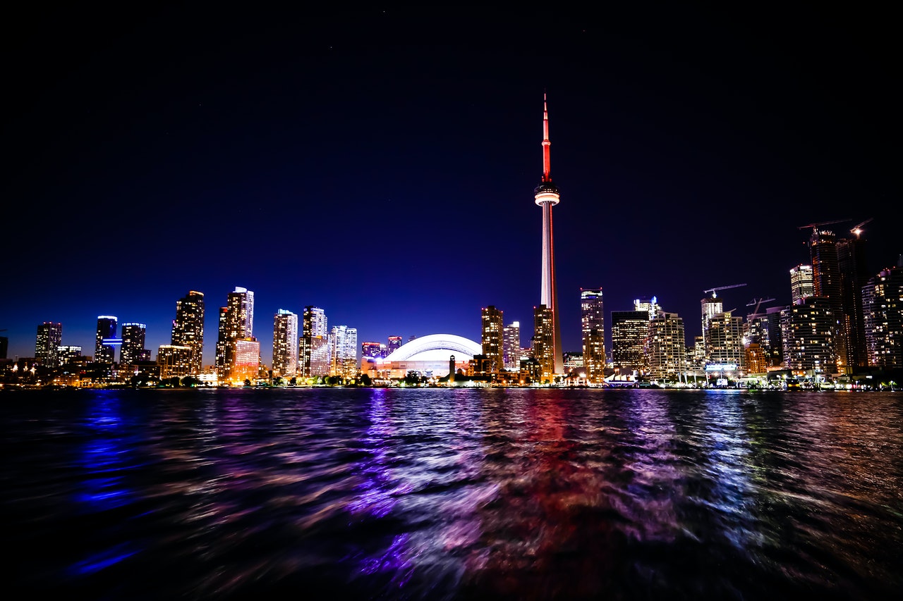 Cn tower in toronto canada at night hd wallpaper