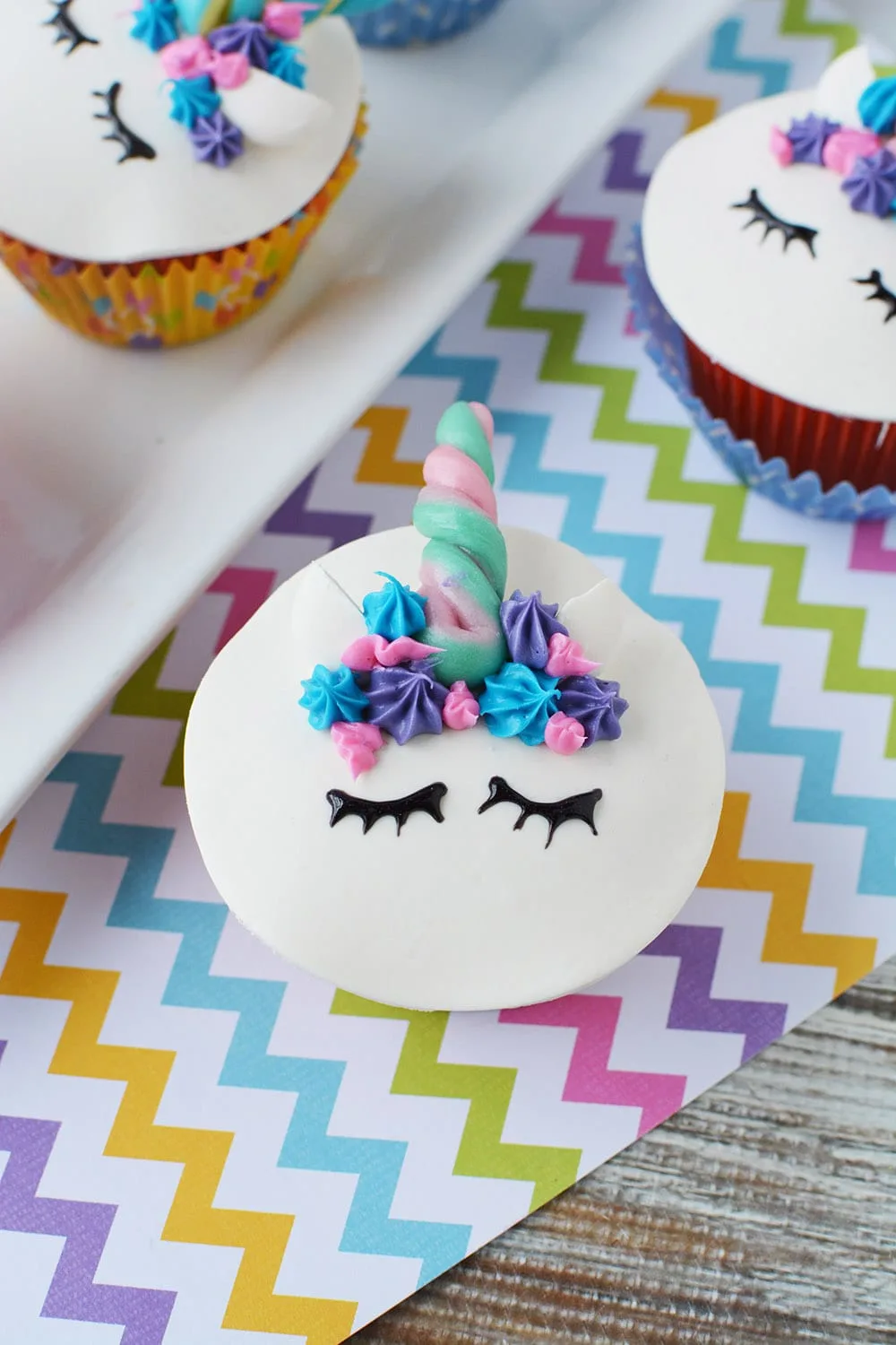 Easy unicorn cupcakes with faces and candy horns so cute