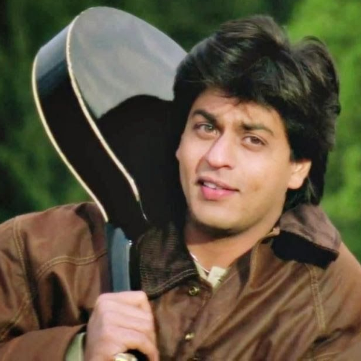 Shah Rukh Khan's iconic 'Dilwale Dulhania Le Jayenge' mints almost Rs 25  lakh on its re-release on SRK's birthday | Hindi Movie News - Bollywood -  Times of India