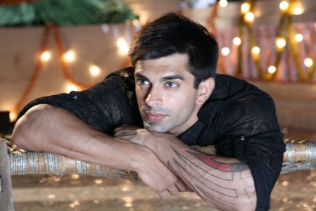 Jinitaksgian on years to this amazing show and to this amazing character that iamksgofficial played like a superstar years to dr armaan malik yearsofdmg karansinghgrover happy dmg day and