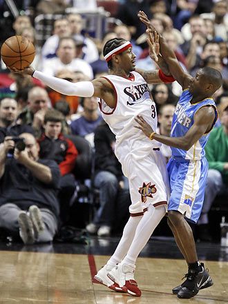 Battle of the little guys allen iverson vs earl boykins allen iverson basketball photography boykins