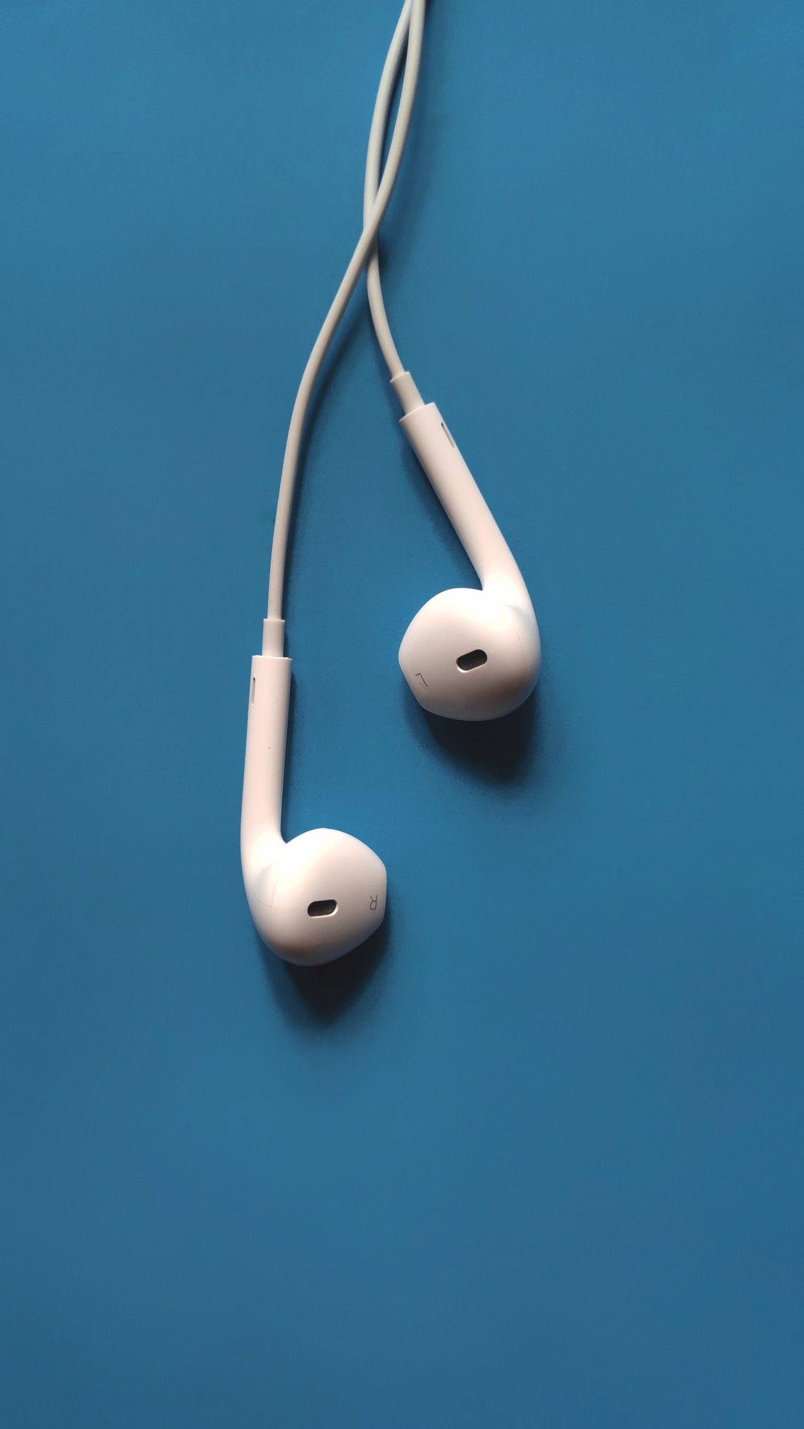 White apple earphones headphones wallpapers blue and white background wallpaper photoâ iphone wallpaper music iphone wallpaper earth mimalist photography