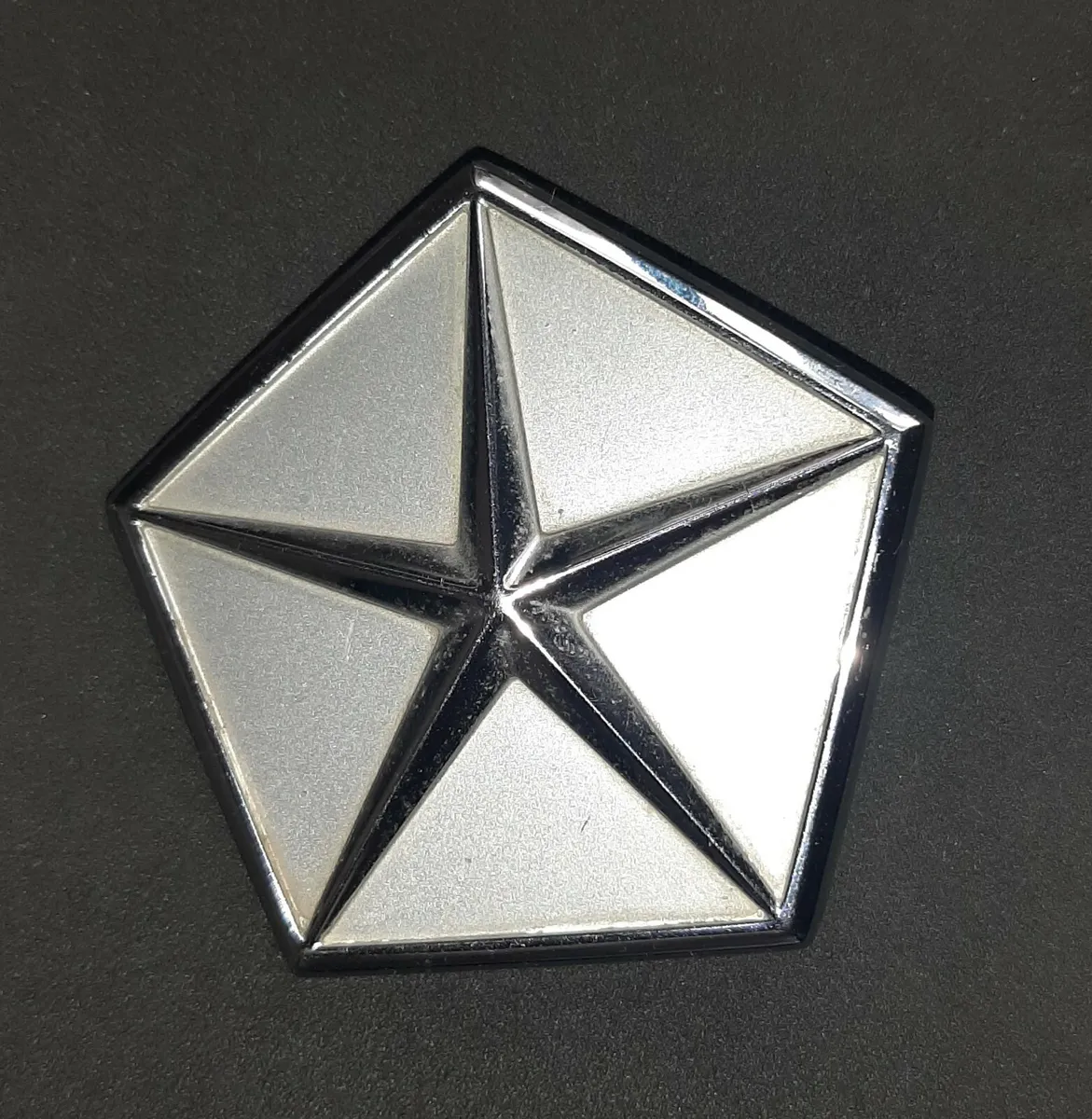 Emblema de chrysler antiguo estrella de puntas original en buenas condiciones