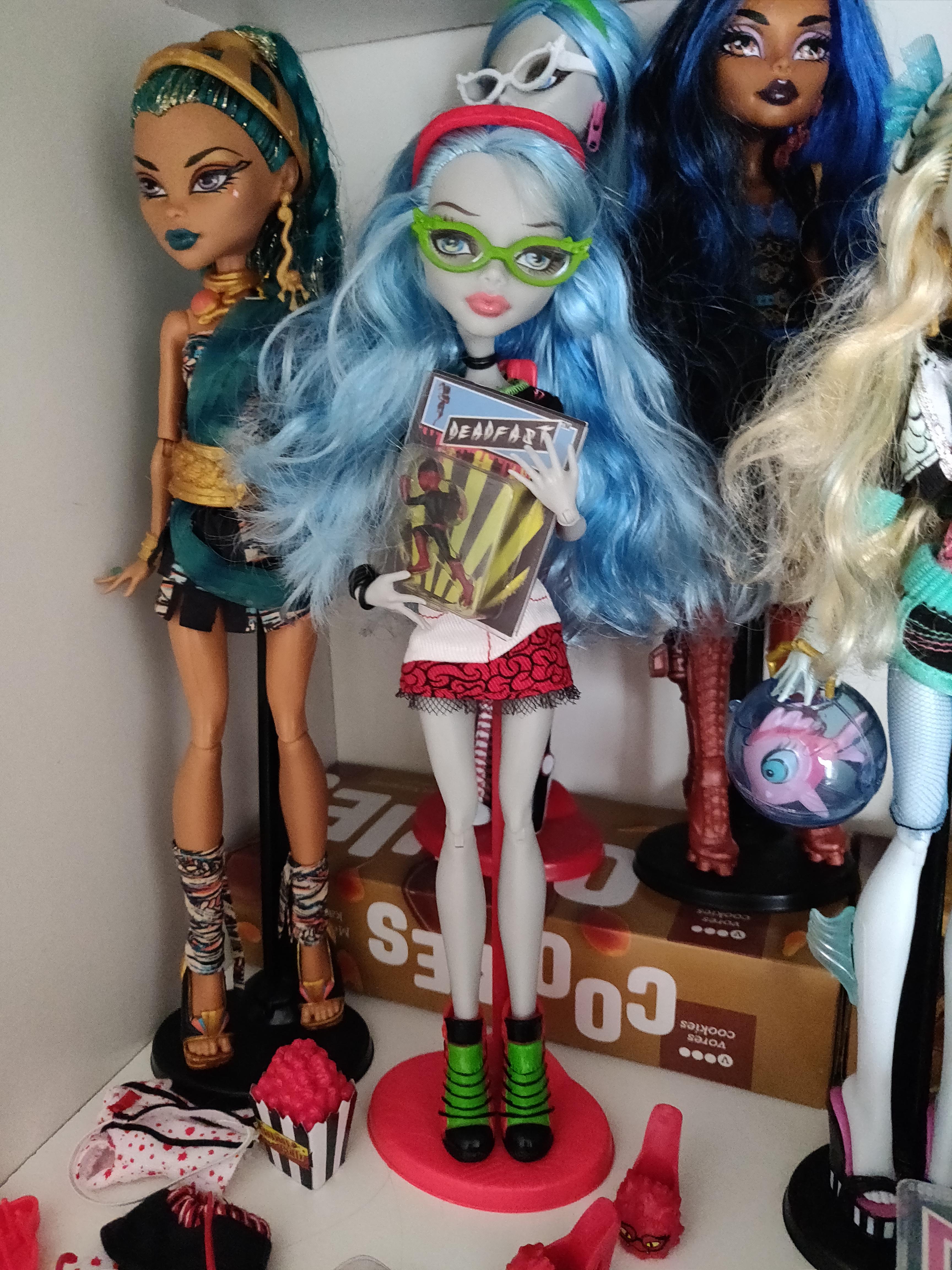 Got one of my dream doll outfits perfect condition with all the accessories card and ic book is not in the picture i even got dead tired ghoulia with all her pieces