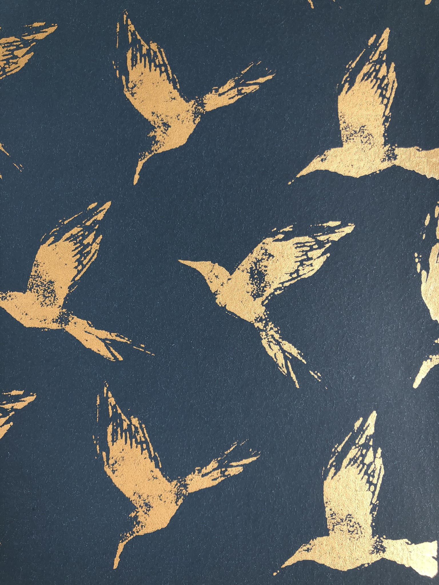 gold wallpaper with birds