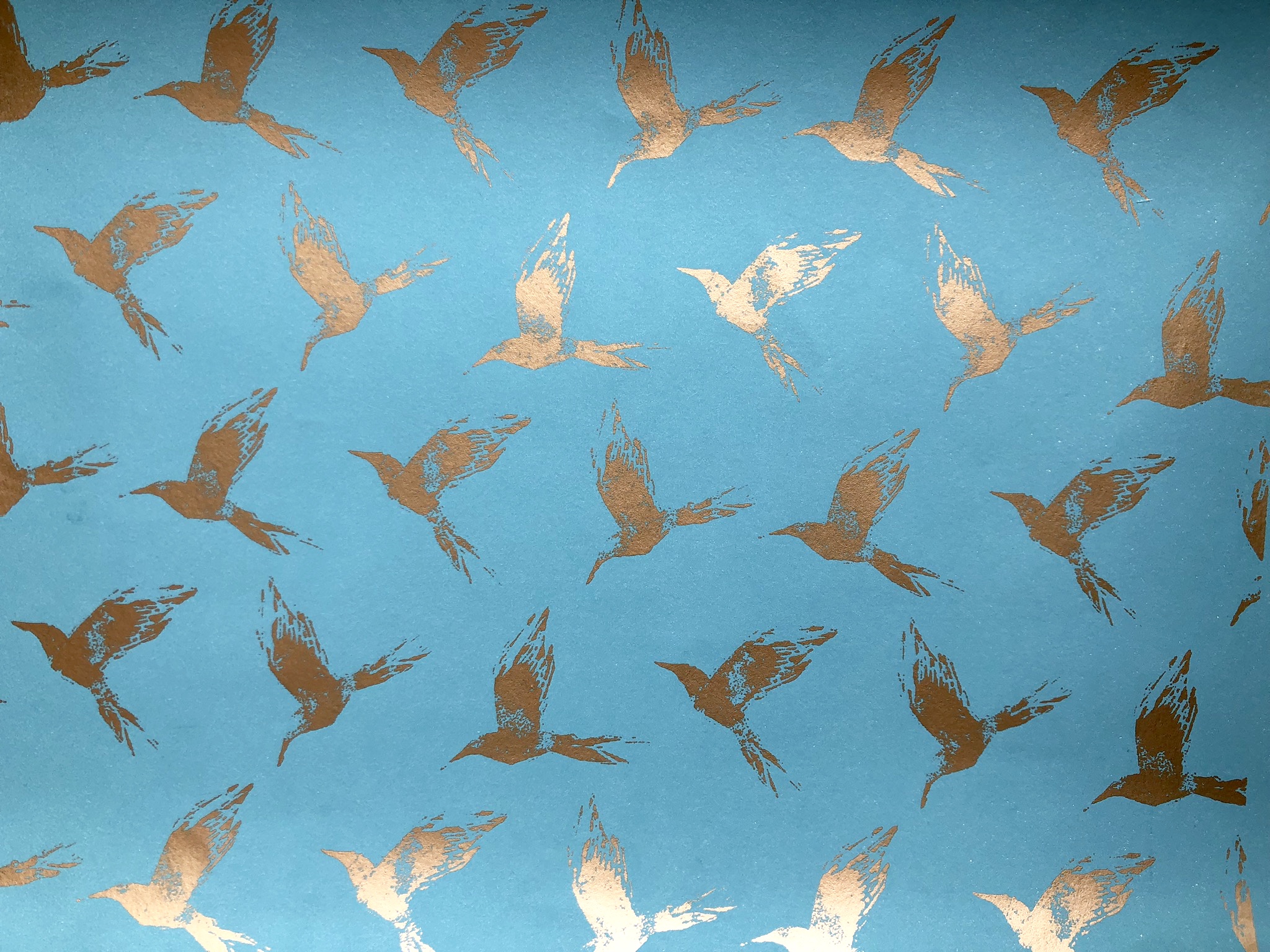 gold wallpaper with birds