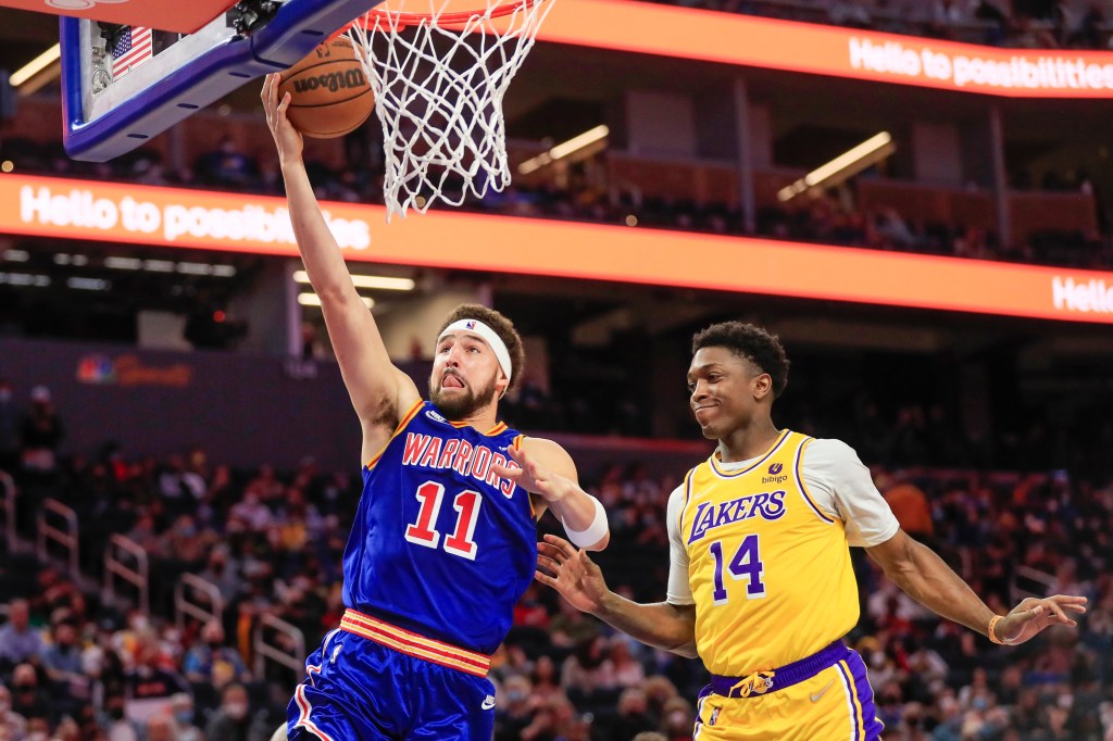 Klay thompsons fourth quarter helps warriors beat lakers