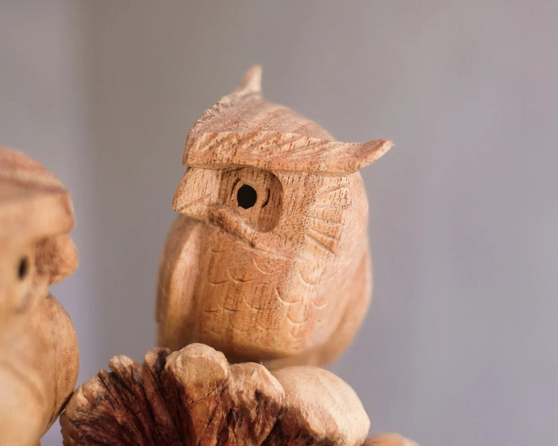 Wooden couple owl sculpture â