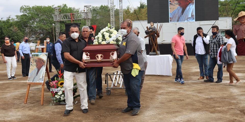 Rinden homenaje de cuerpo presente al pajarito en terreno de la petatera