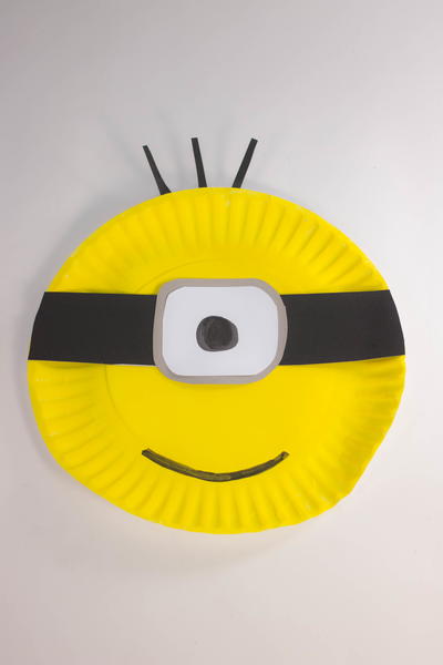 Paper plate minion crafts