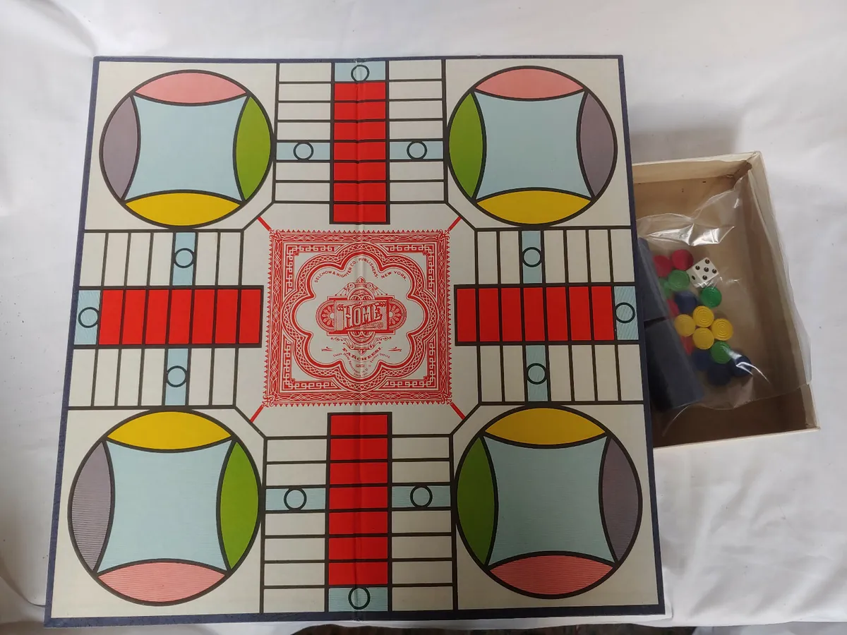 Vintage parcheesi board game plete condition blue box