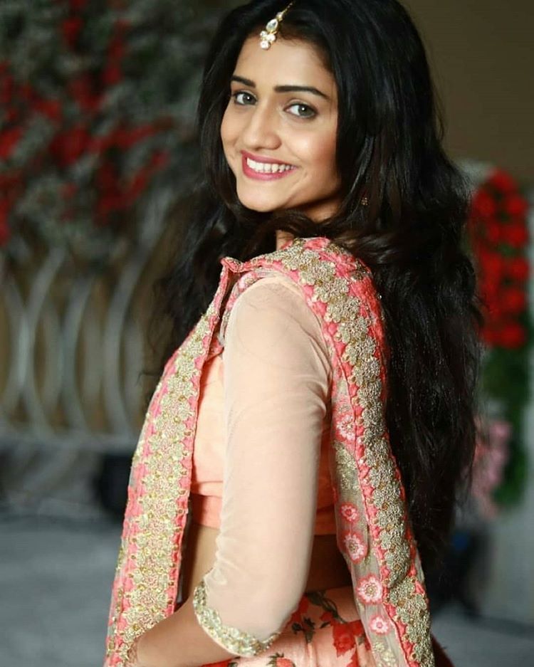 Hruta Durgule Phulpakharu Actress | Beautiful girl photo, Beautiful  bollywood actress, Beautiful actresses