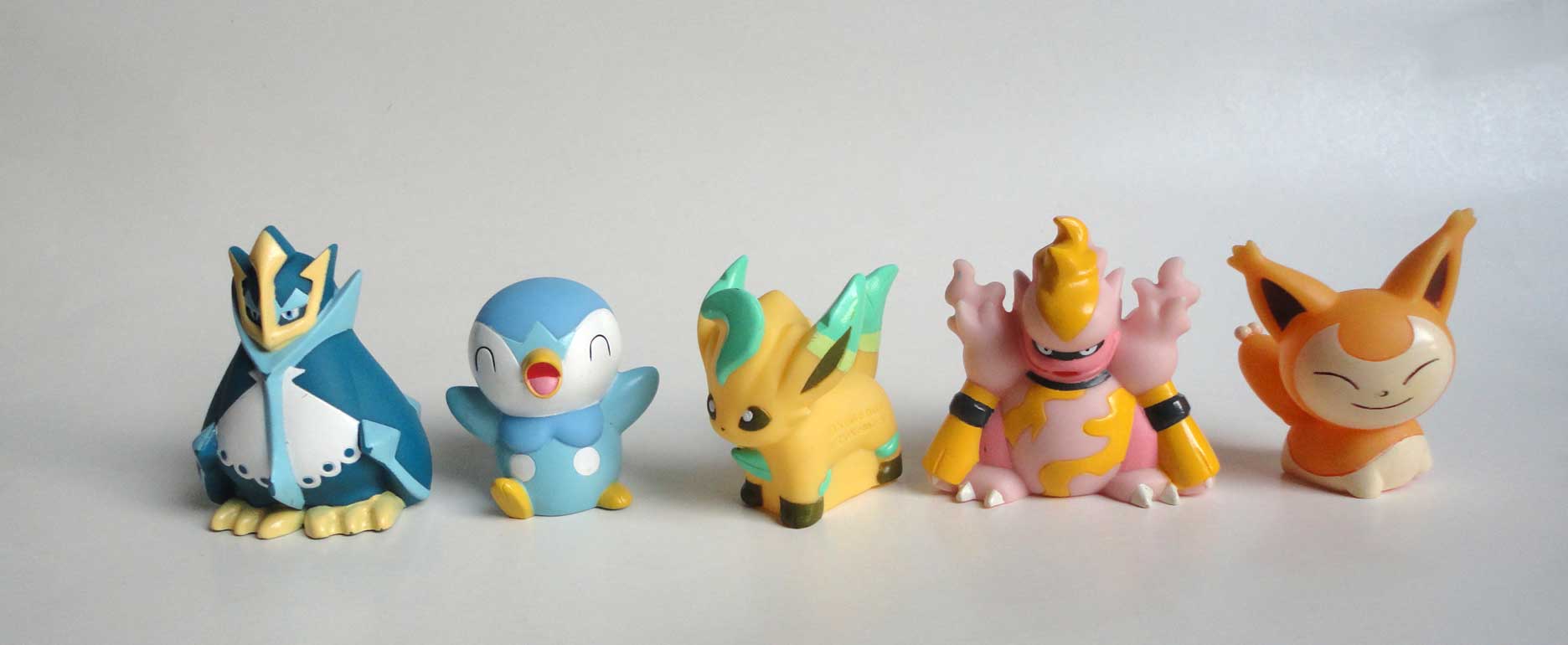 Iso shiny pokemon kids bandai figures finger puppets