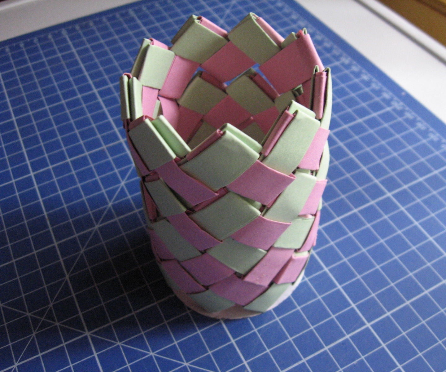 How to make a small paper vase steps with pictures