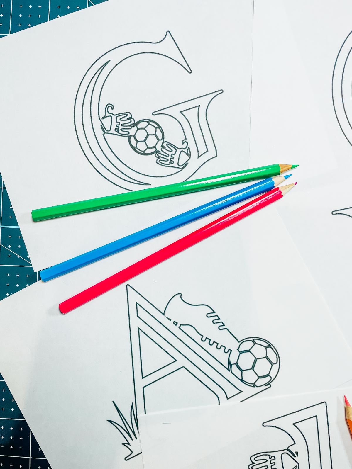 Free printable football colouring alphabet pages â extraordinary chaos