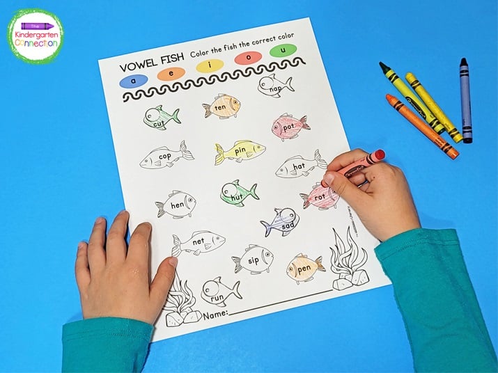 Free printable fish short vowel activity for kindergarten