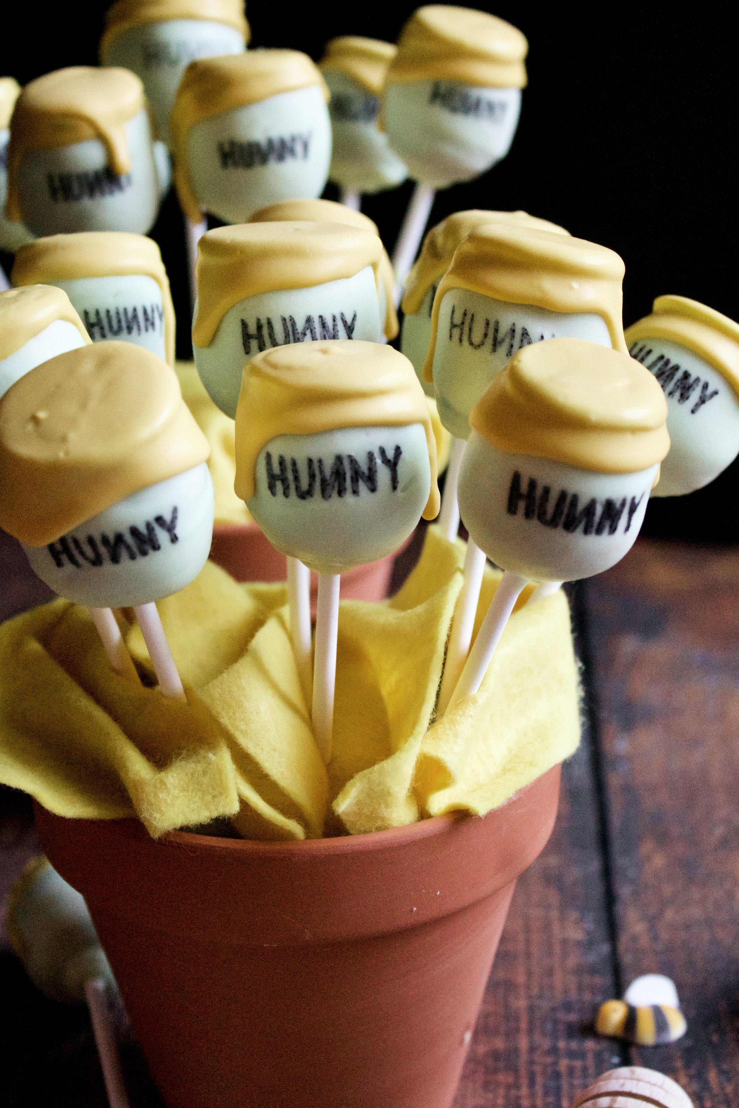 Winnie the pooh honeypot cake pops â poetry pies