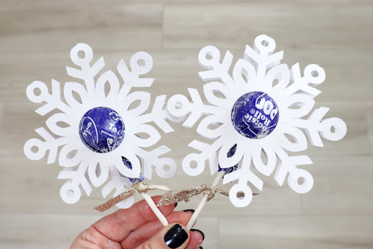 Snowflake lollipop treats with cricut