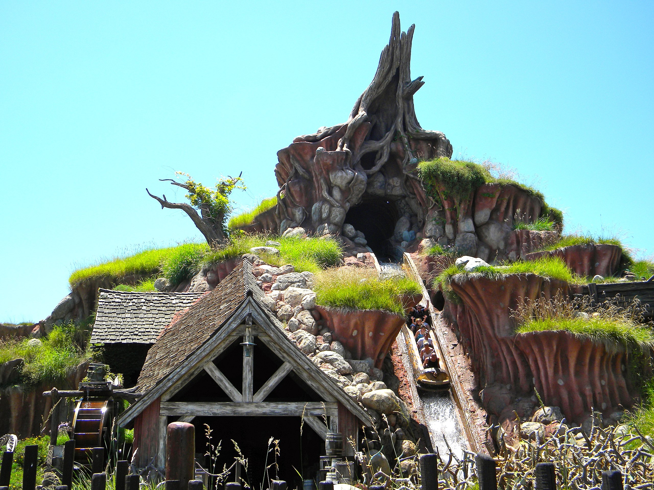 Filesplash ountain at disneylandjpg