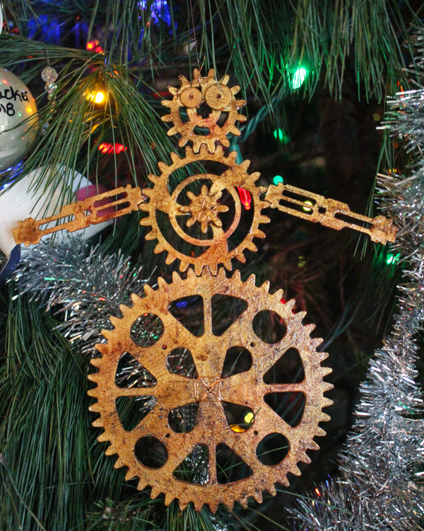 Make a steampunk snowman from upcycled gears â crafting a green world