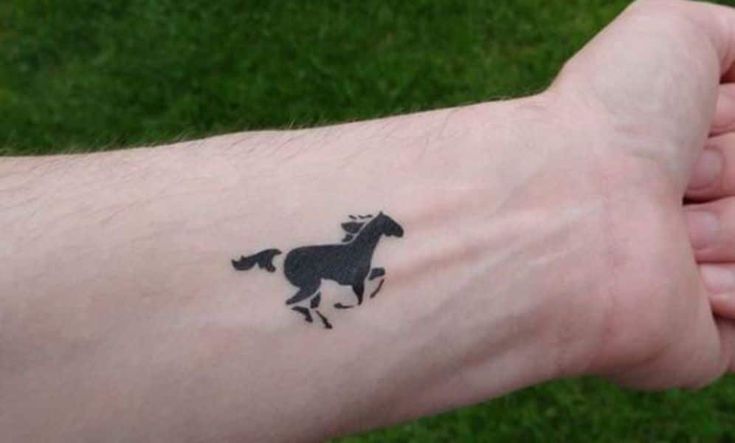 Grand tatuaj de caballos para hombr en el brazo tatuaj de caballos tatuaj bonitos para hombr caballos