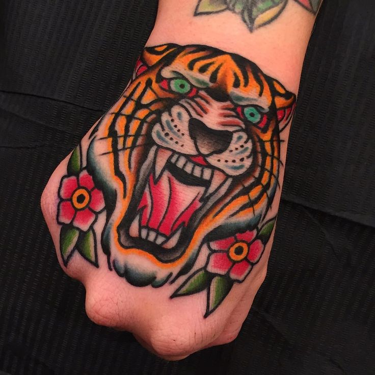 Tiger tattoo by samuele briganti samuelebriganti color traditional tiger junglecâ tatuajes en la mano pa hombres tatuaje de tigre tatuajes impresionantes