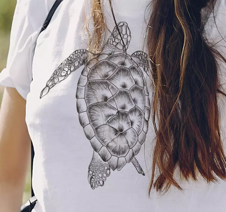 Camiseta de mujer tortuga dibujada a mano