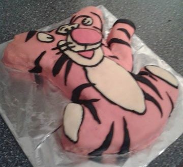 Tigger cake â h is for holly