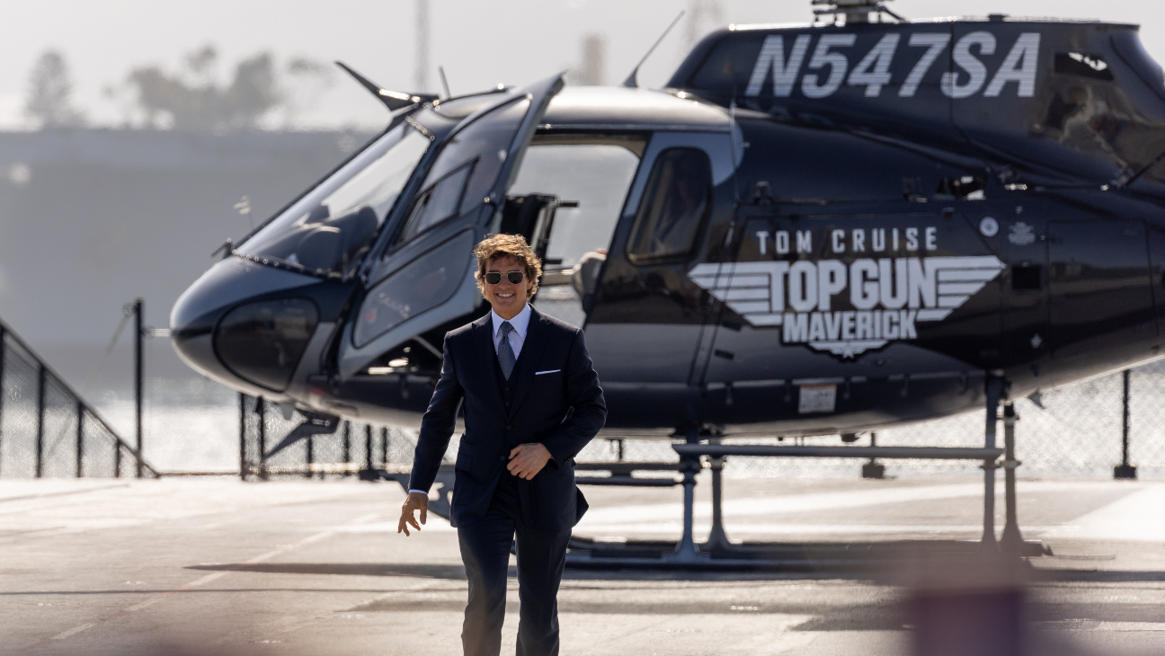 Inside top gun maverick premiere tom cruises helicopter arrival â the hollywood reporter