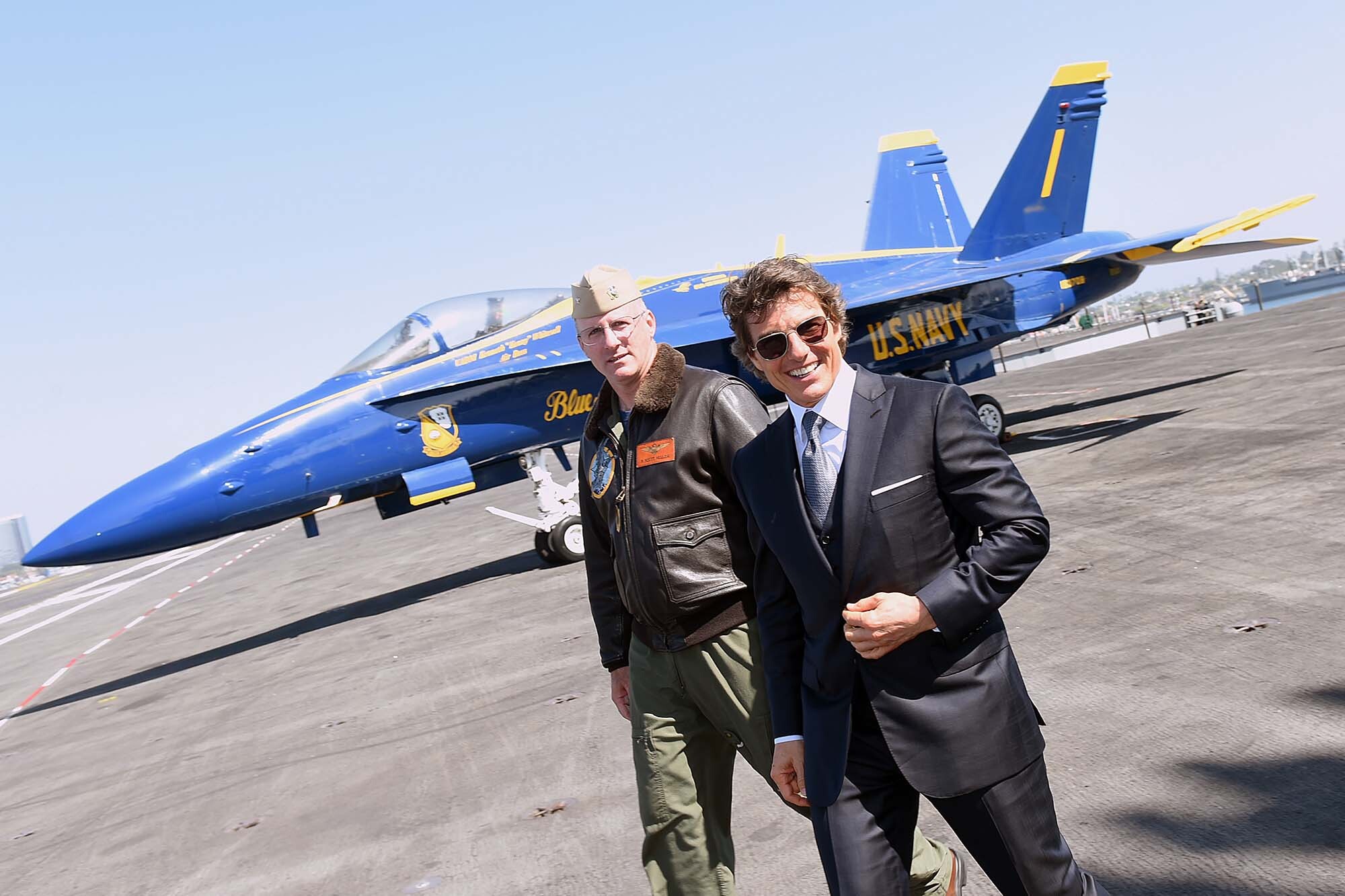 Tom cruise arrives in helicopter to top gun maverick premiere