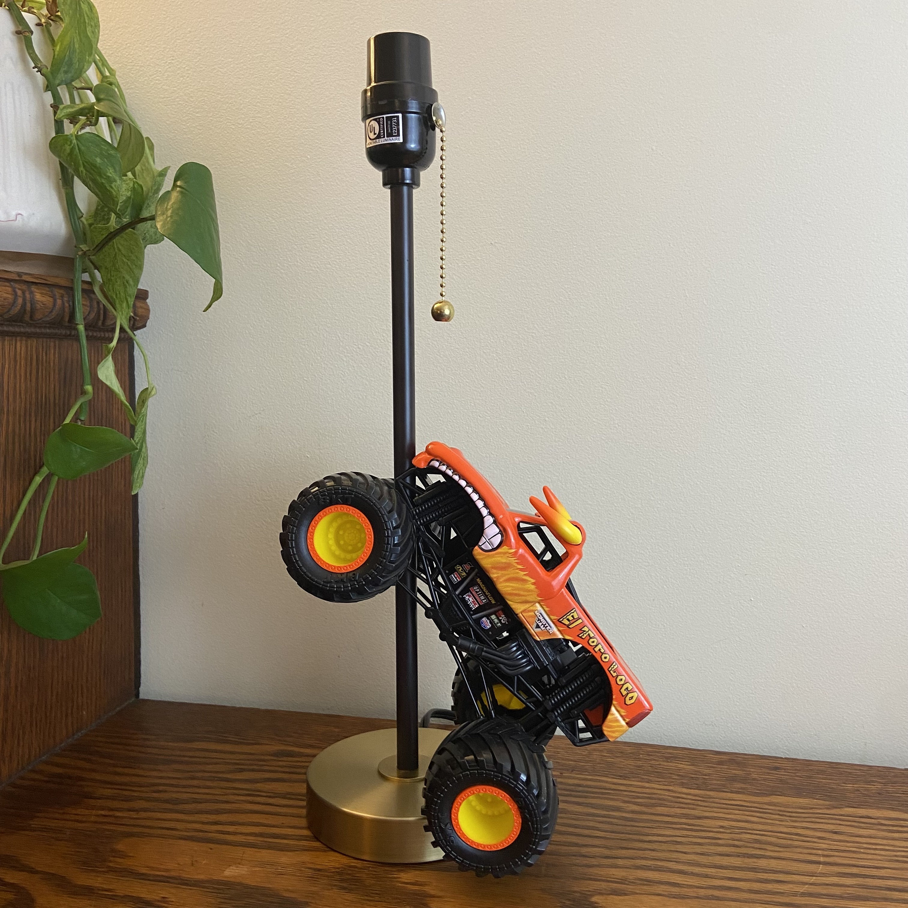 El toro loco monster truck lamp