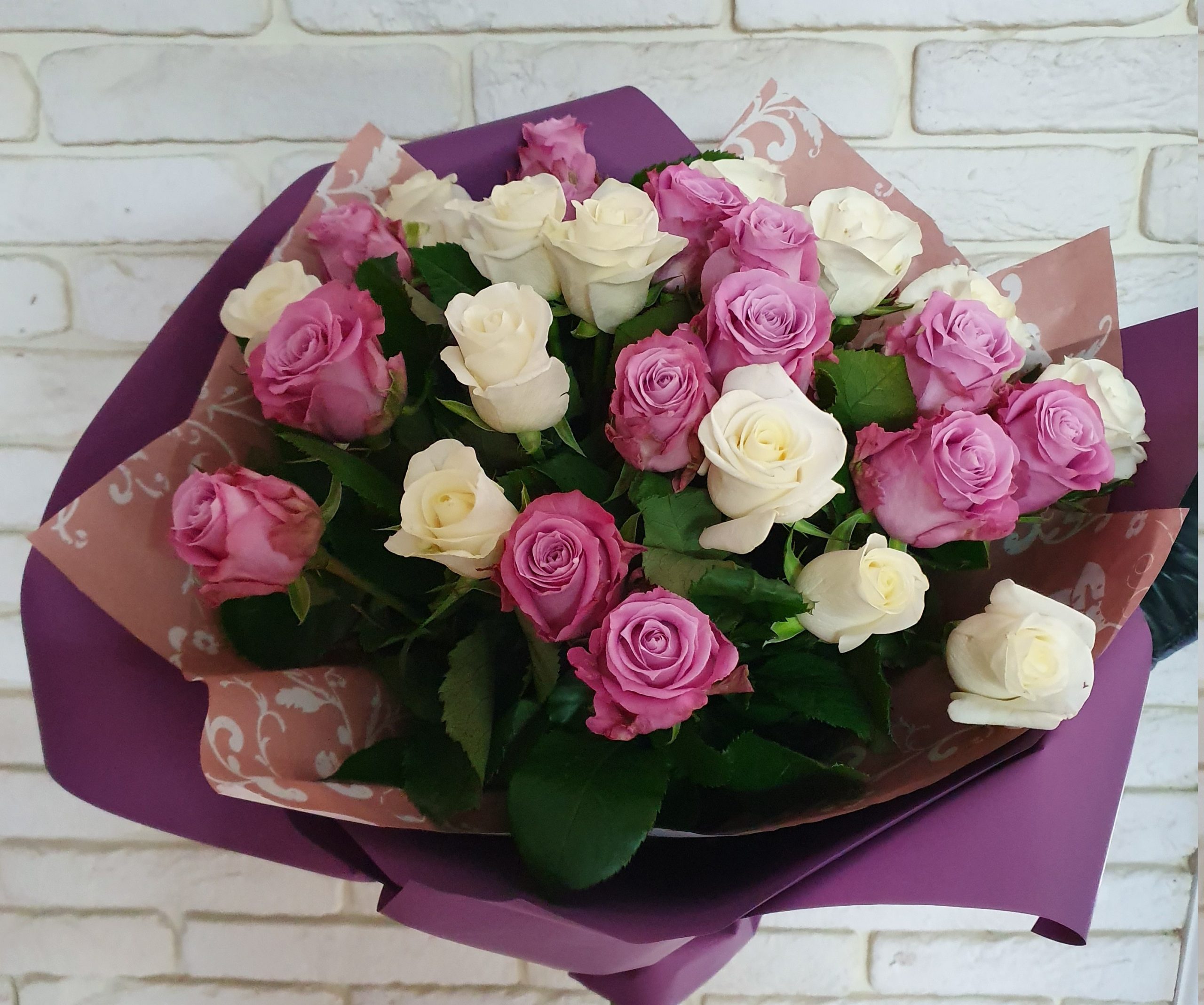 Buy bouquet of white and mauve roses online bouquets of flowers in chisinau moldova