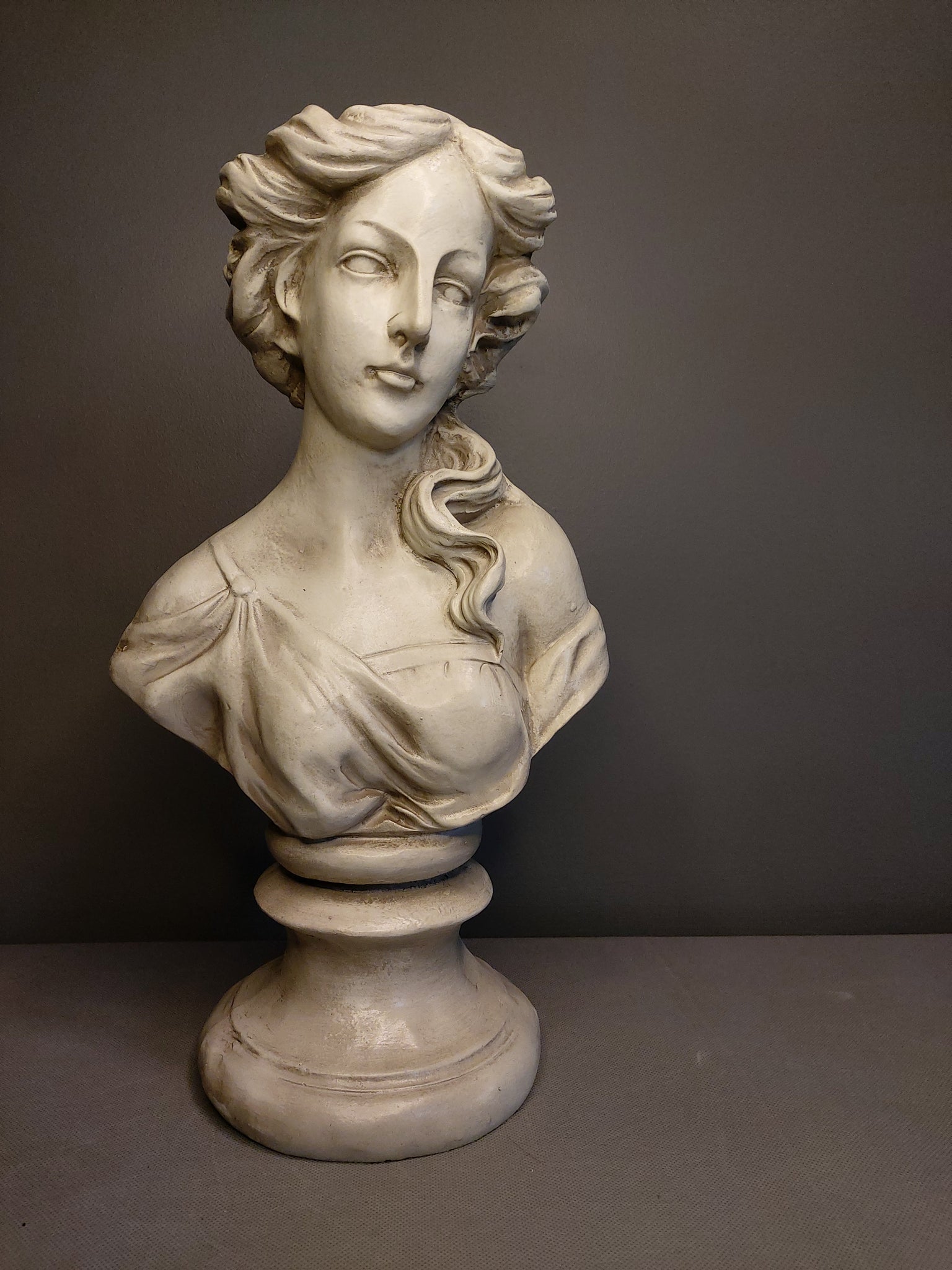 Venus bust â home aspects