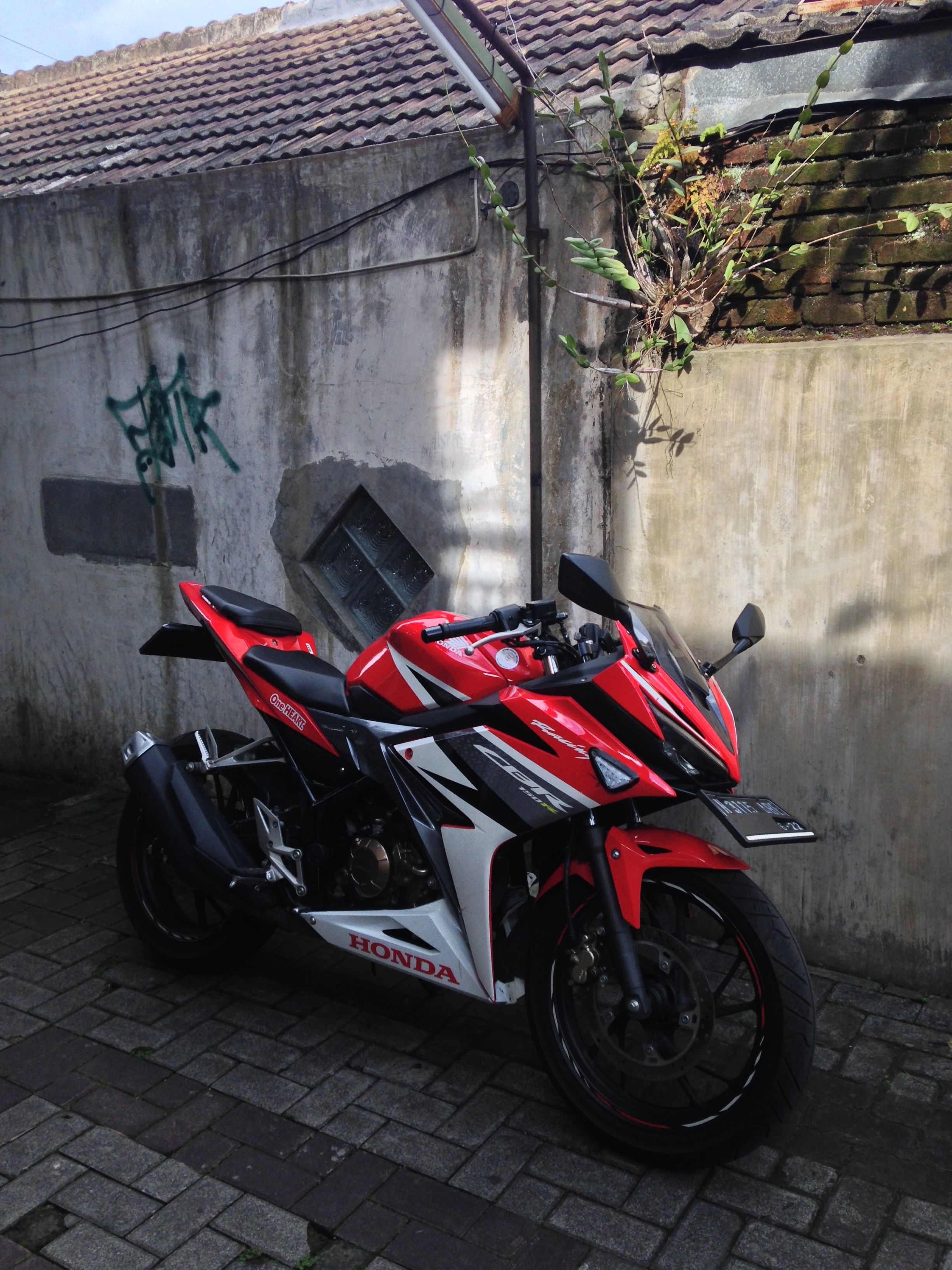 Honda CBR150R 2013 RC DLX - Price in India, Mileage, Reviews, Colours,  Specification, Images - Overdrive