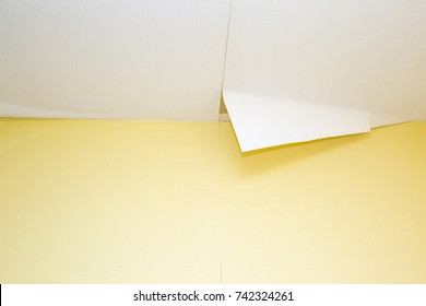 Wallpaper peeling off ceiling room problem stockfoto